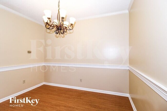 Building Photo - 700 Walnut Woods Cove S