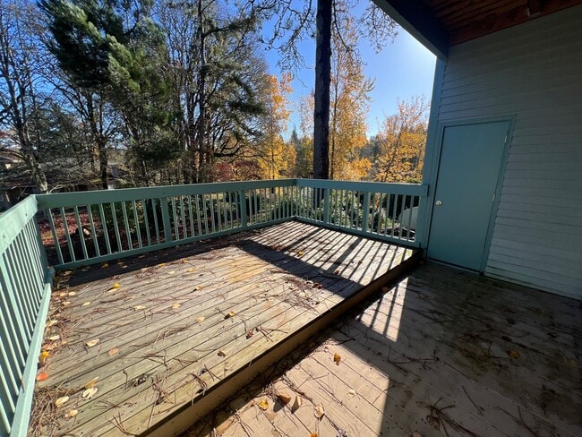 Building Photo - *Half-Off 1st Month's Rent!* Large Updated...