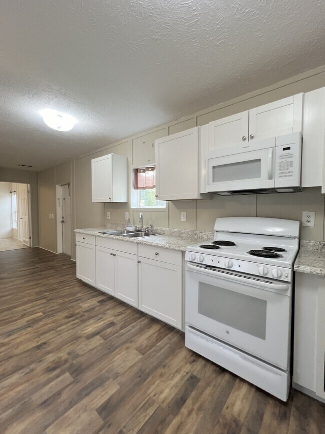 Building Photo - **COMING FIRST WEEK OF SEPTEMBER SPACIOUS 2 bd. 2 bath MOBILE HOME**