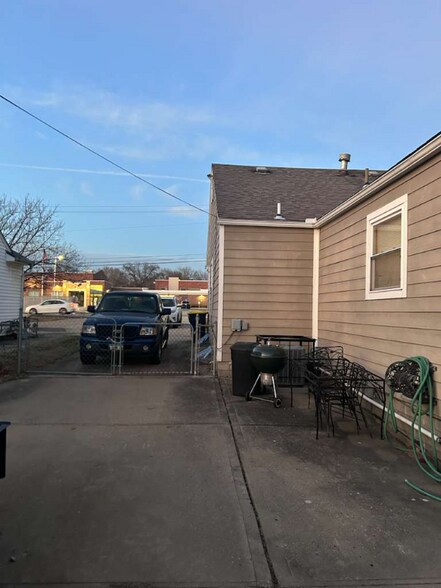 Building Photo - 215 W 89th St