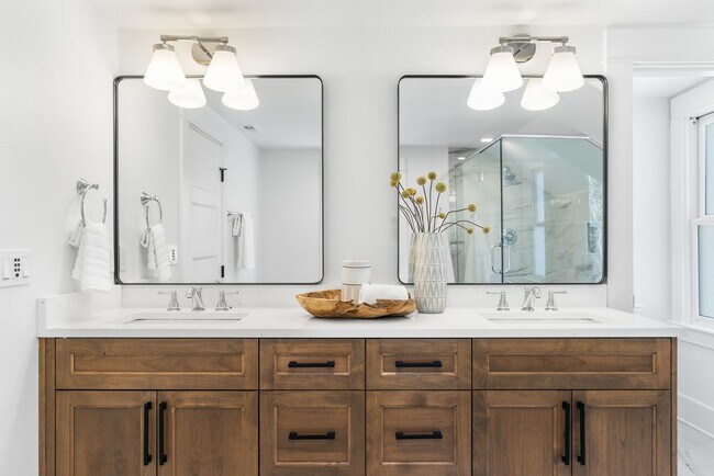Building Photo - Sophisticated SW Hills Retreat for the Who...