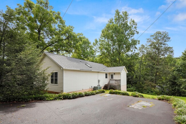 Building Photo - Great House in East Asheville!