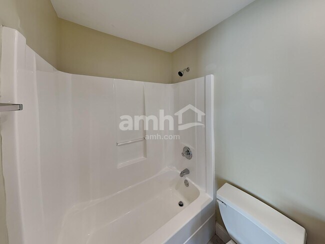 Building Photo - 2404 Adelaide Dr