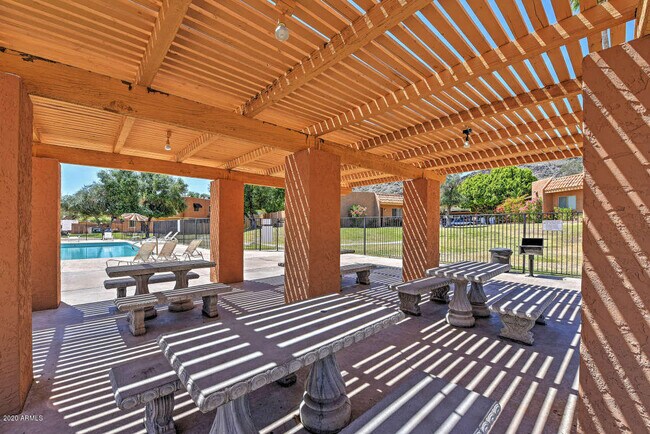 Building Photo - 808 E Cochise Dr