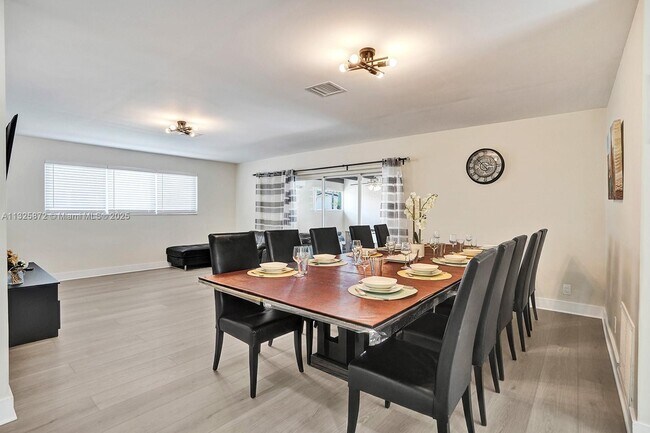 Building Photo - 1018 Adams St