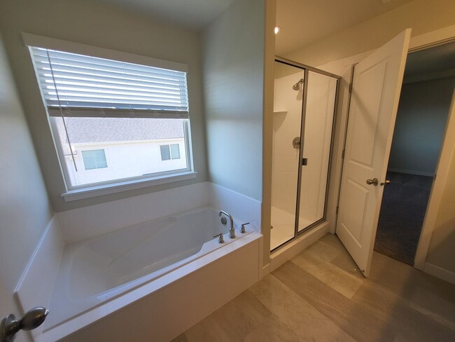 Building Photo - 3 Bedroom Townhome