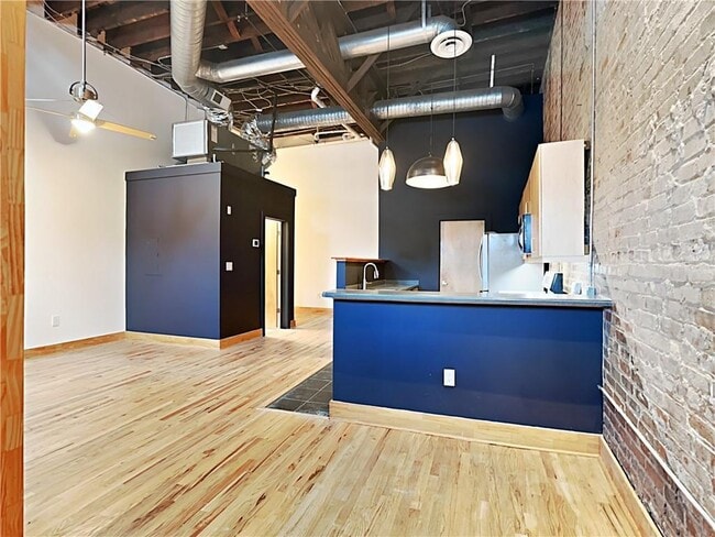 Building Photo - 267 Peters St SW