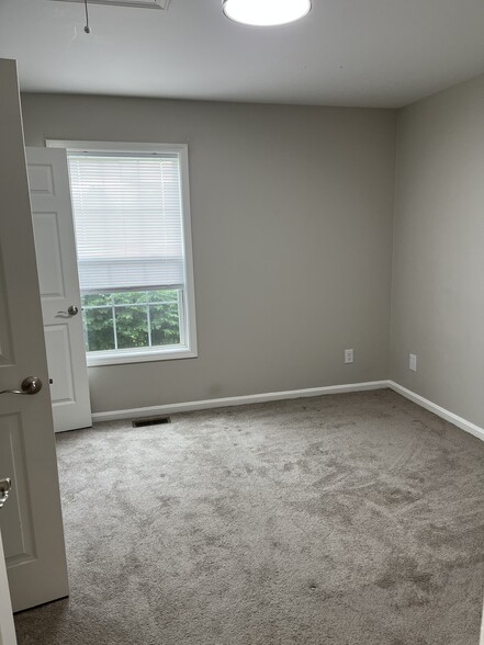 Building Photo - 176 Deerfield Ct