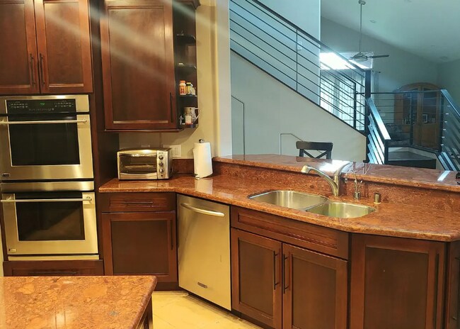 Building Photo - Large house on Art st!