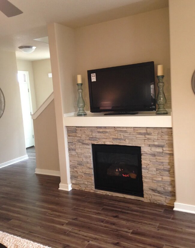 Building Photo - Beautiful 3 Bed/2.5 Bath Townhome in Great Location - Vail Lane