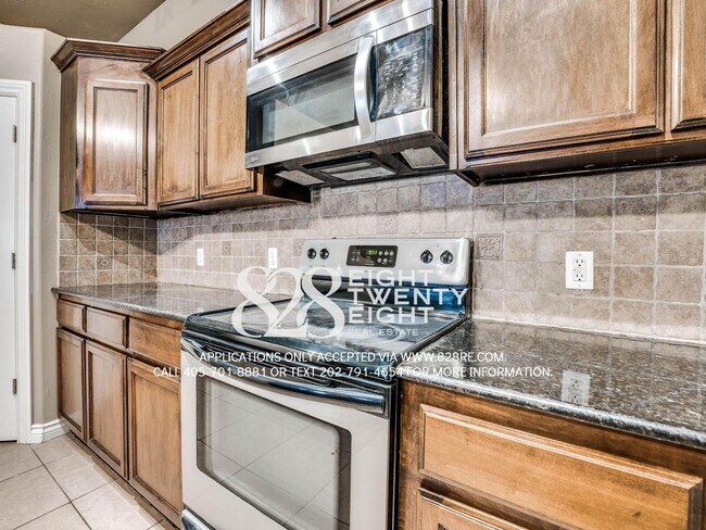 Building Photo - NEW TO THE MARKET!  Spacious 4 Bed/2 Bath Near very Close to Campus!!