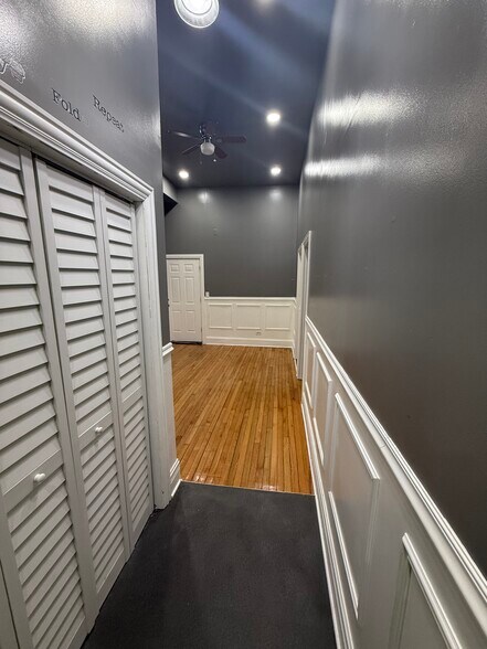 Building Photo - 1312 W 51st St