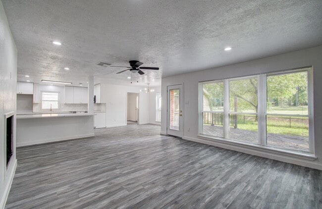 Building Photo - 812 Stone Mountain Dr