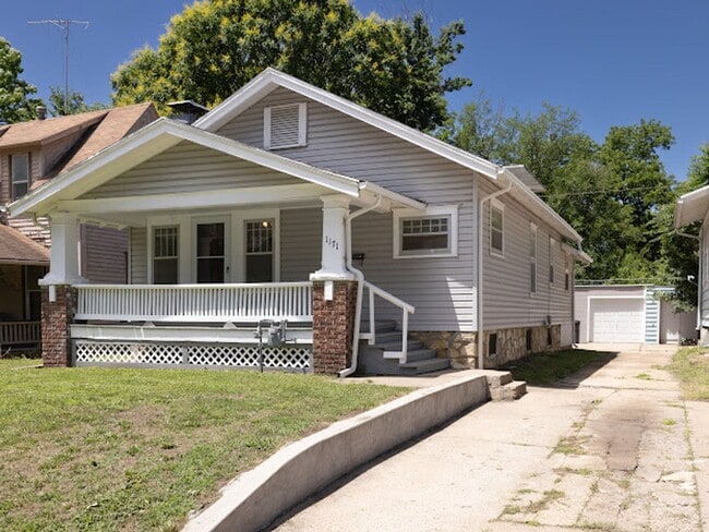 Primary Photo - Newly renovated! 3 bedroom 1 bath with sin...