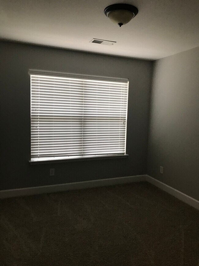 Building Photo - Reduced Rent/Move In Special/Lenox Village...
