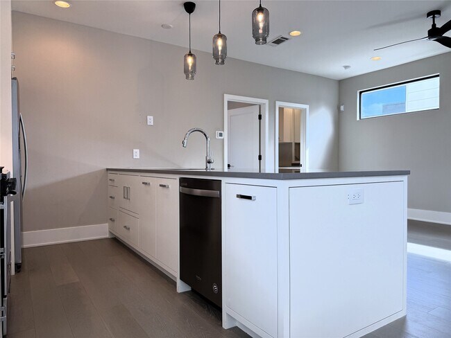 Building Photo - 1015 E 27th St