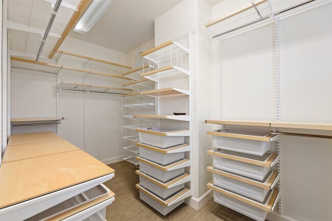 Building Photo - 17 Armand Shore Dr