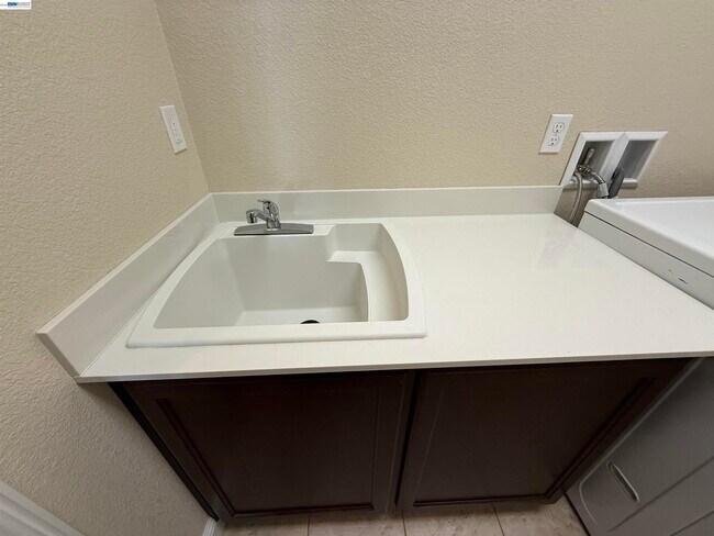 Building Photo - 6492 Bayview Dr