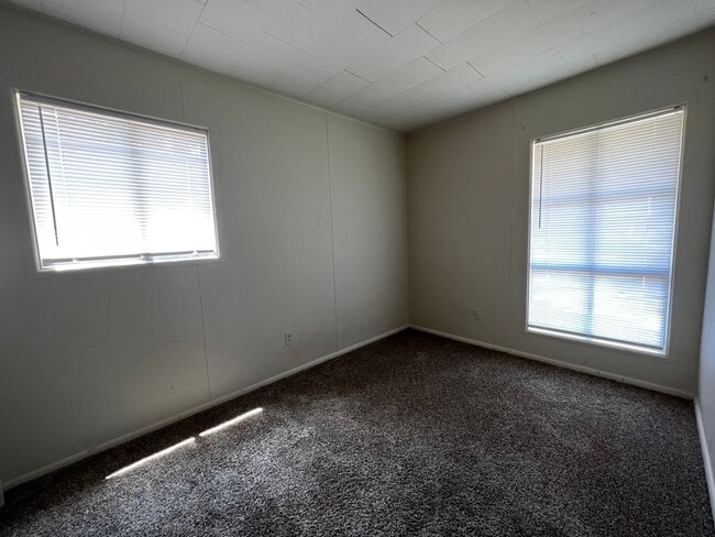 Building Photo - 3 Bedroom, 1.5 Bathroom, Brick Home with y...