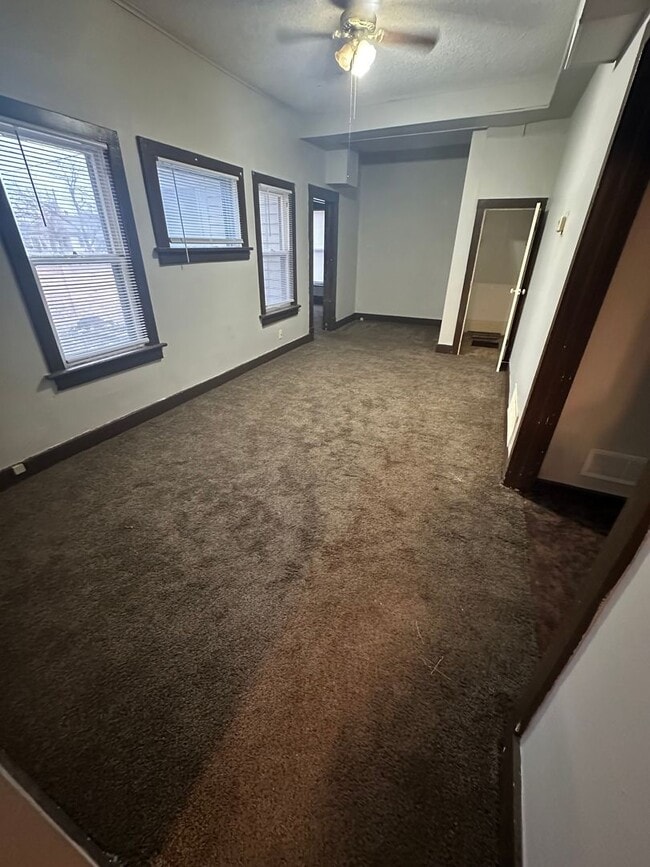 Building Photo - 3 Bedroom, 1 Bathroom House