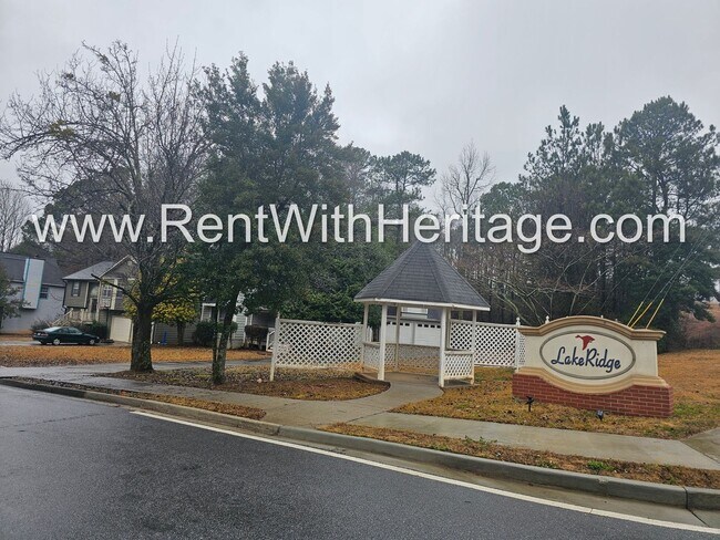 Building Photo - GORGEOUS LAKE VIEW HOME IN POPULAR LAKERIDGE SUBDIVSION! GREAT LOCATION - CLOSE TO EVERYTHING