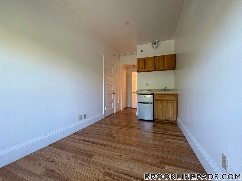 Building Photo - 1061 Beacon St