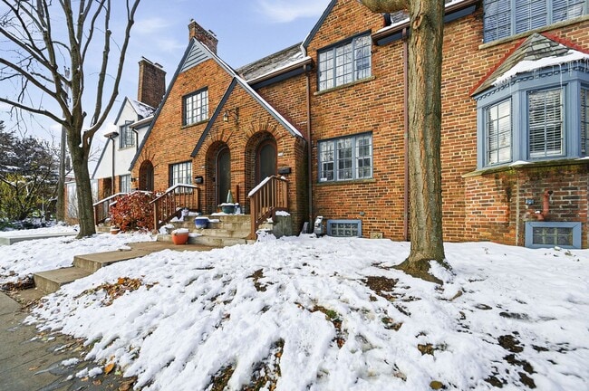 Building Photo - 2 Bedroom, 2 Bath Townhome located directly across from Franklin Park Conservatory