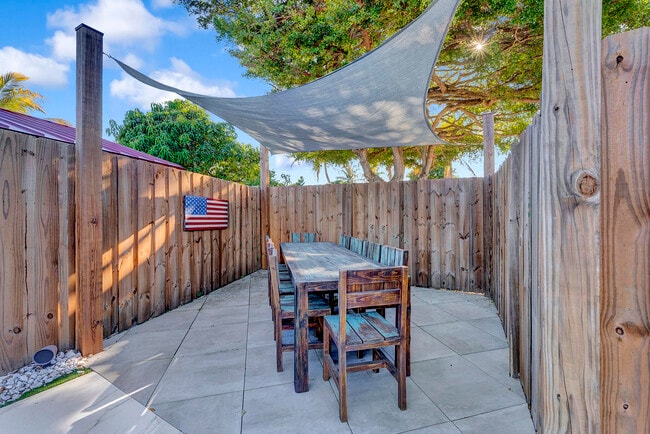 Building Photo - 707 W Boulevard Chatelaine