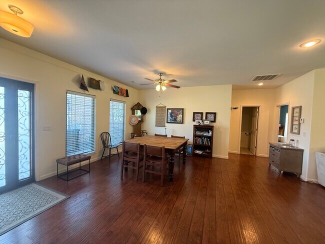 Building Photo - 300 SW Bordeaux Ct