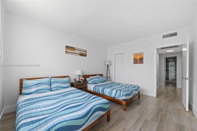 Building Photo - 300 Bayview Dr