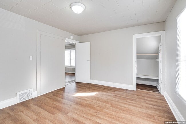 Building Photo - 318 N Oneida St