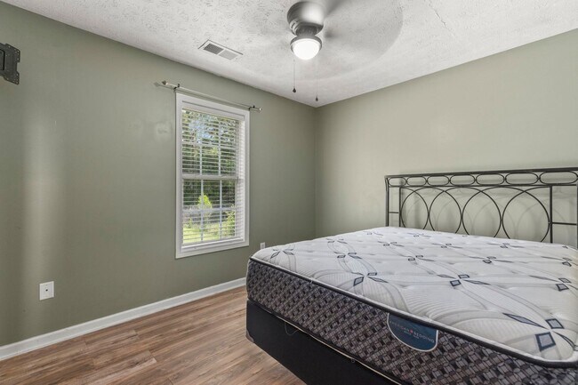 Building Photo - 5 Bedroom House in Auburn - Up to 5 unrela...