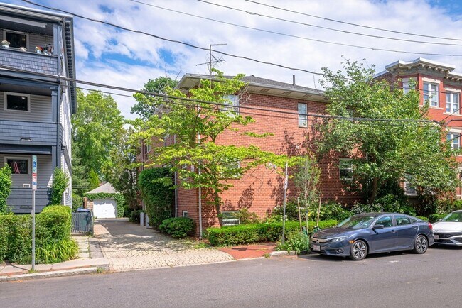 Building Photo - 104 Trowbridge St