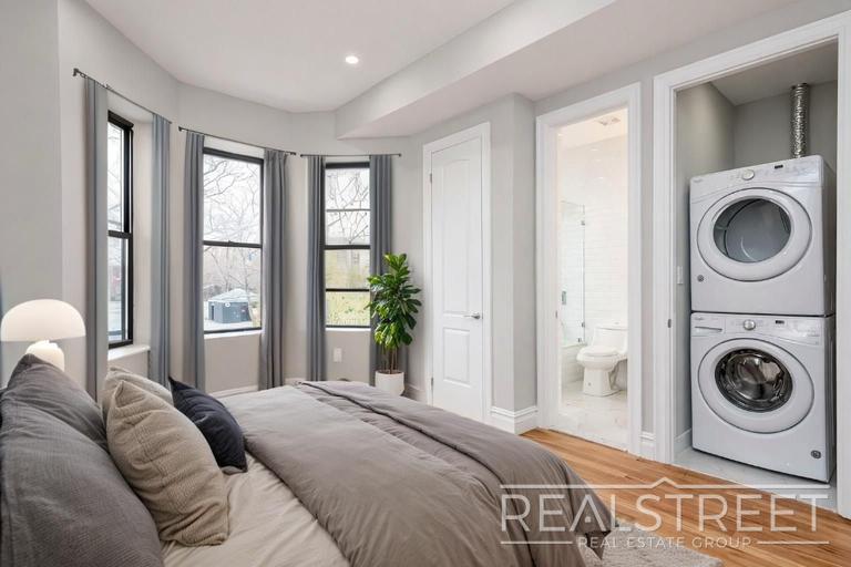 Building Photo - Stunning 3 BED 2 Bath Floor-Thru in Bed Stuy