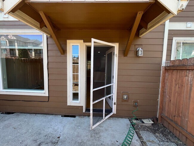 Building Photo - Beautiful 2Bd/2Ba Townhome in Notting Hill...