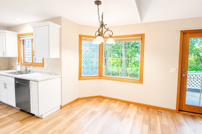 Building Photo - Bright Townhome with Fireplace & Nature Views