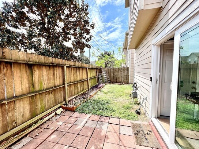 Building Photo - 2225 Naomi St