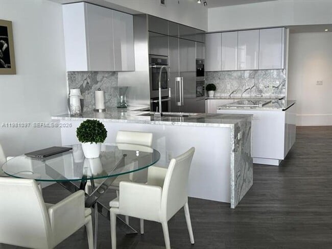 Building Photo - 5500 Island Estates Dr