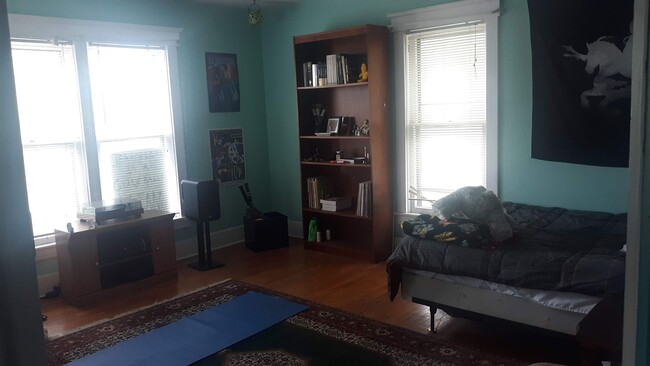 Building Photo - Huge sunny vintage 4bedroom apartment
