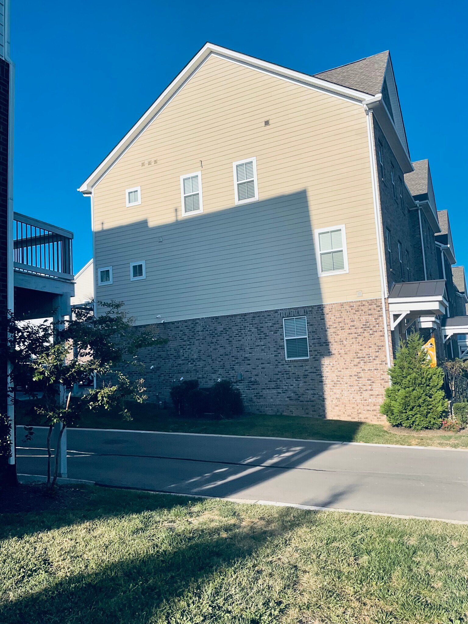 Side View 2 - 3338 Tasker Dr