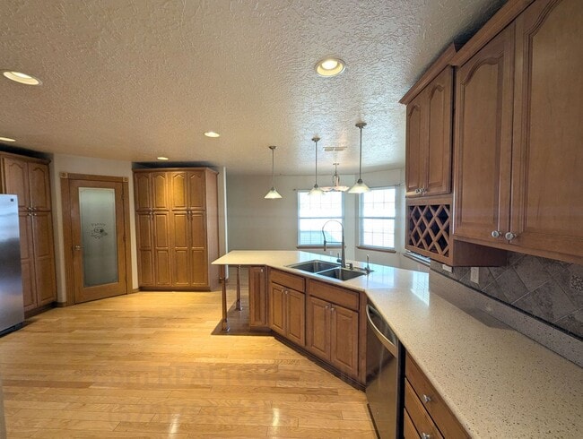 Building Photo - Luxurious Relaxation in Raintree