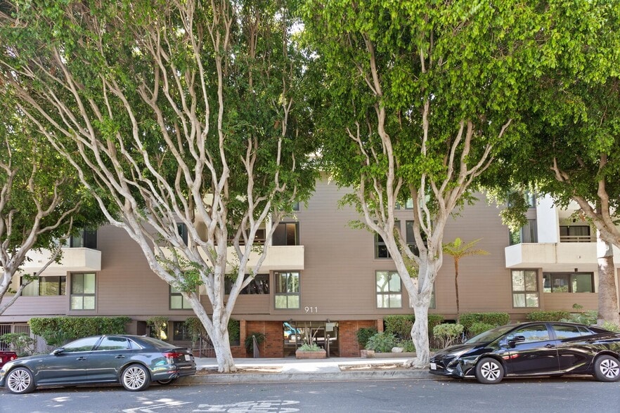 Exterior of the building - 911 N Kings Rd