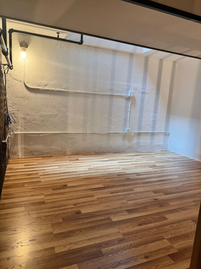 Building Photo - Three bed 2 bath in the North End!!!