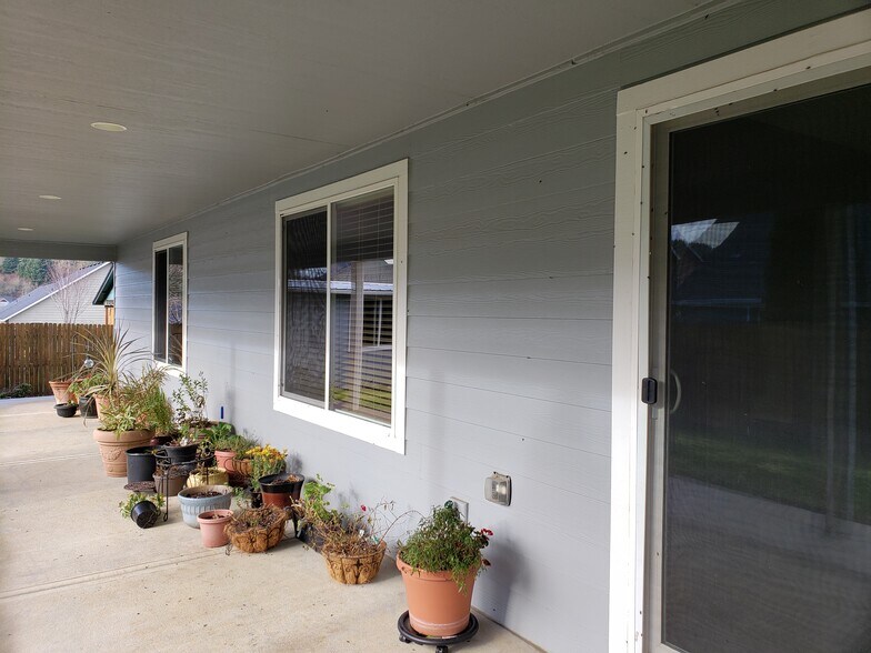 Large covered Patio - 1464 Ryan Dr