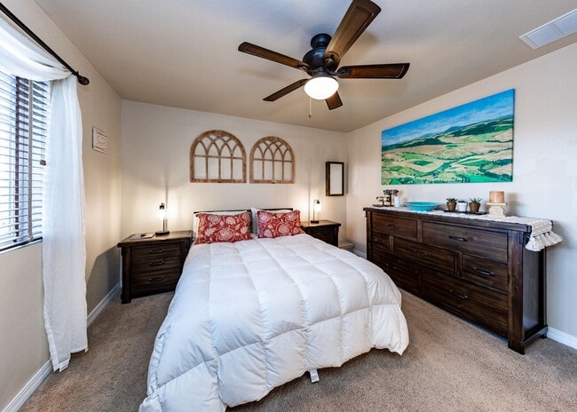 Building Photo - Gorgeous Gold Hills Mesa 2 Bedroom