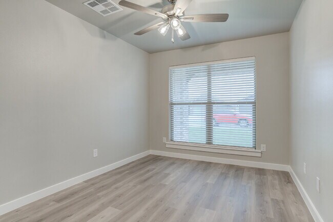 Building Photo - 4 Bed 2 Bath Home in South Lubbock! Extend...