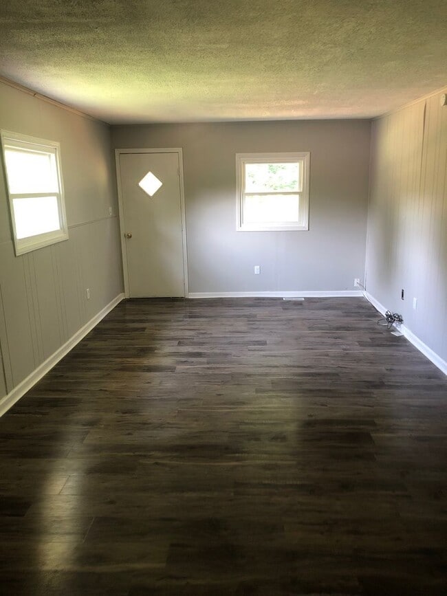 Building Photo - 3331 N Valleyview Dr