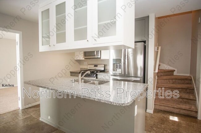 Building Photo - 4200 Camelot Heights Dr