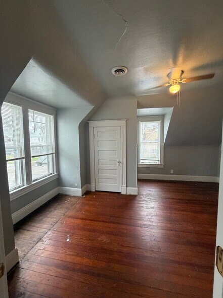 Building Photo - 616 W 6th St