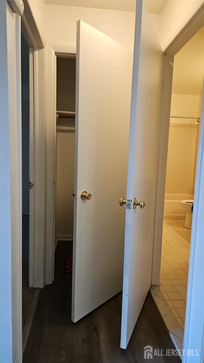 Building Photo - 909 Ravens Crest Dr